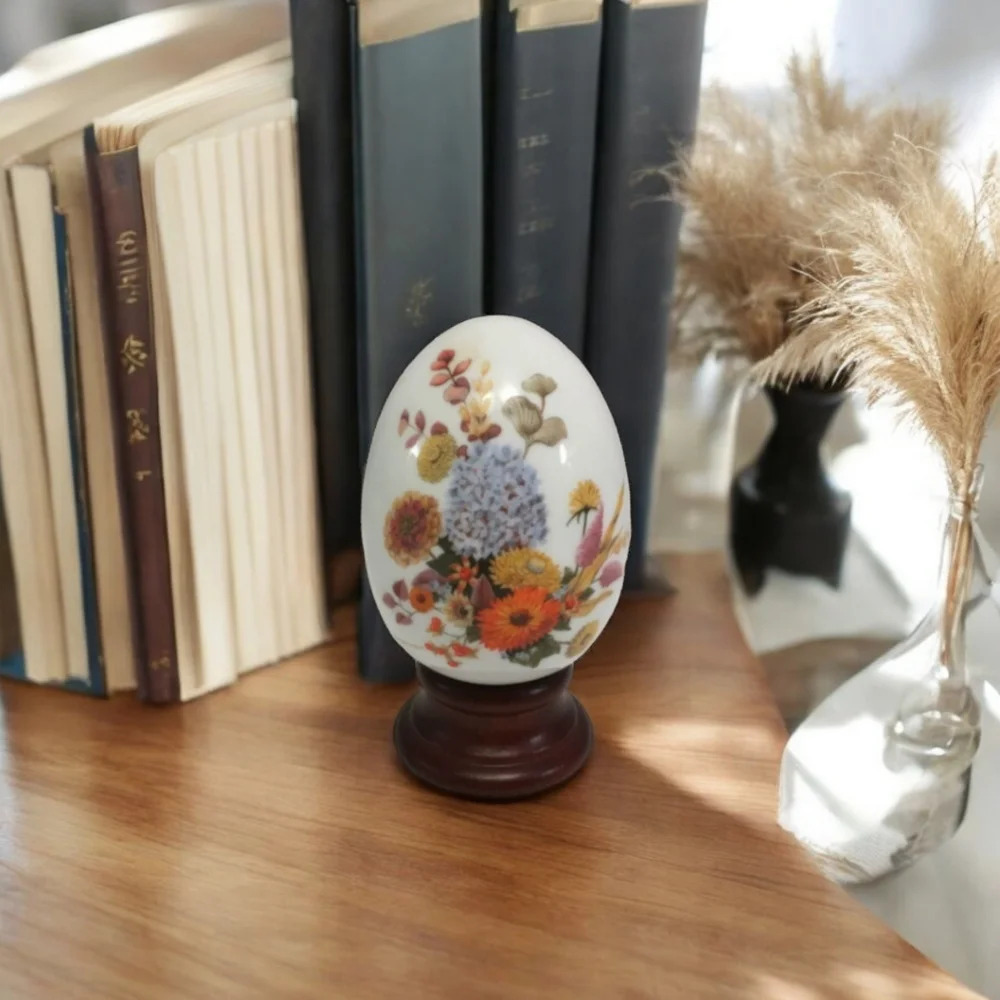 Avon  Vintage 1987 Porcelain Decorative Egg Autumn's Color Hand Painted
